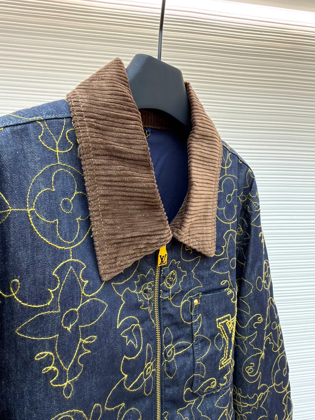LOUIS VUITTON black and gold line embroidered lapel denim jacket ●Original version: purchased and developed by 22909 ●Item number: 1681009-C60 ●Fabric: denim fabric ●Technology: embroidery production ●Version: fitted version ●Weight: about 845 grams ●Size: 46-48-50-52 ●Description: Monogram elements blend with western style. The pockets and hem are intricately embroidered with contrasting yarn. The pattern processing code is used to position each piece. An imported extended single-arm embroidery machine is used to accurately position the flat embroidery process. The ready-made garments ensure that the joints of each piece are accurately aligned. Brand logo on the chest and back, Saddle embossed patch on one of the pockets, corduroy collar, chest patch pockets, zipper front with engraved zipper pull, and inner lining for added comfort. The overall wiring is straight and delicate, the fabric is comfortable and soft, and the color is consistent without color difference. It can be matched with the same style to create a fashionable look and control various occasions. Customized accessories, complete with three standards, same style for men and women!